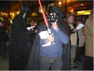 20081116090145-repartiendo-cuartillas-contra-la-intervencion-en-la-plaza-del-torico.jpg