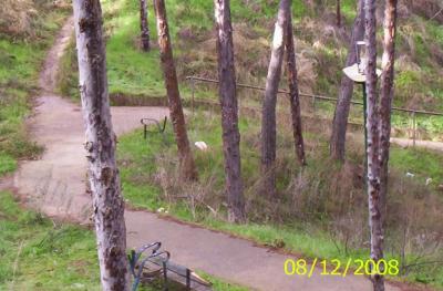 20081220182501-bancos-y-farola-rotos-desde-anos.jpg