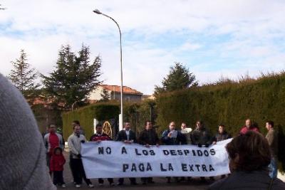 20081229173336-cabeza-manifestacion-durante-la-lectura-del-manifiesto-delante-de-la-casa-de-la-direccion-de-empresa.jpg